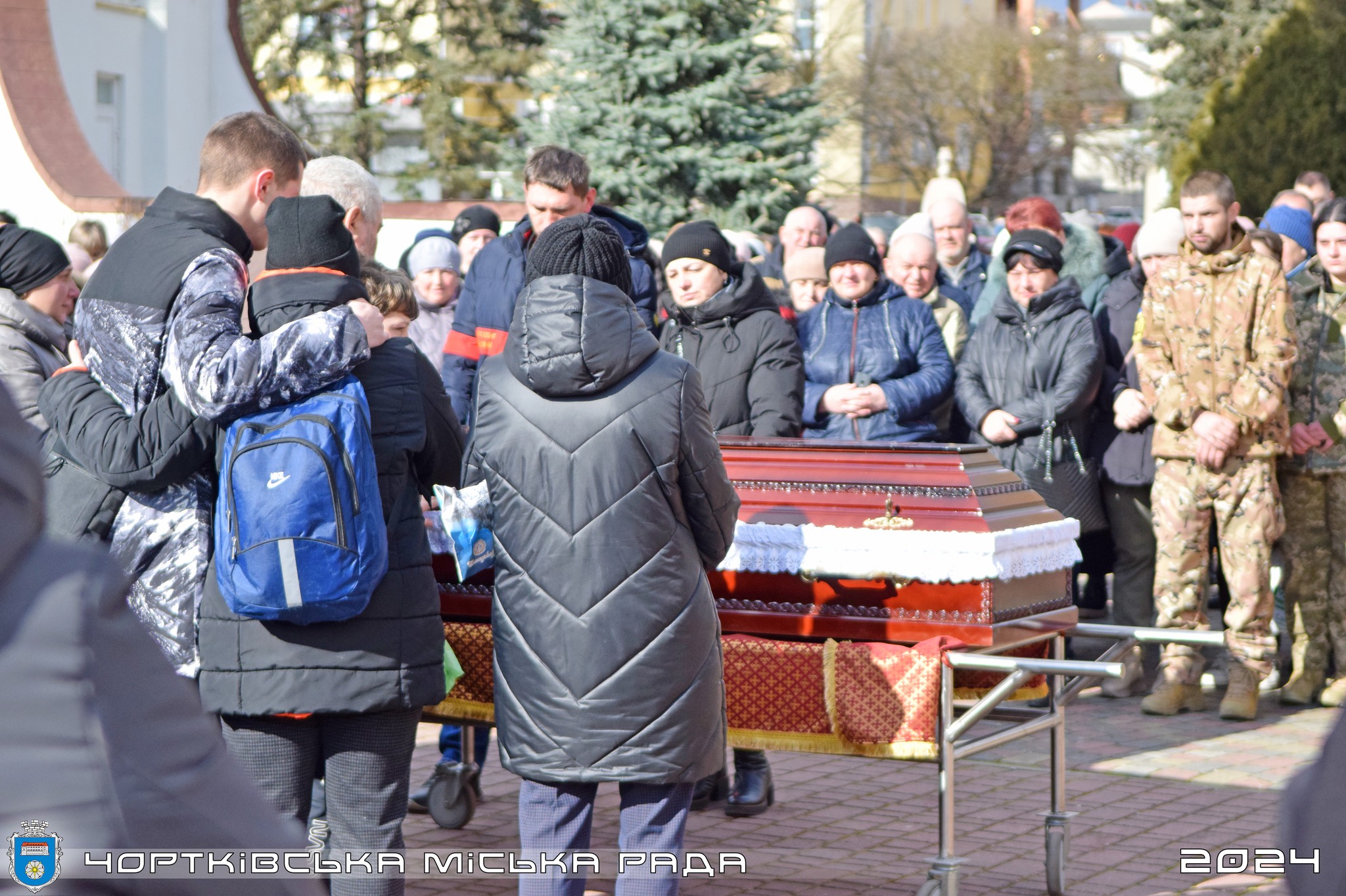 Новини Тернополя - фото з Зустріли Героя на колінах: у Чорткові прощаються із захисником Романом Куликом На зображенні може бути: 8 людей та текст