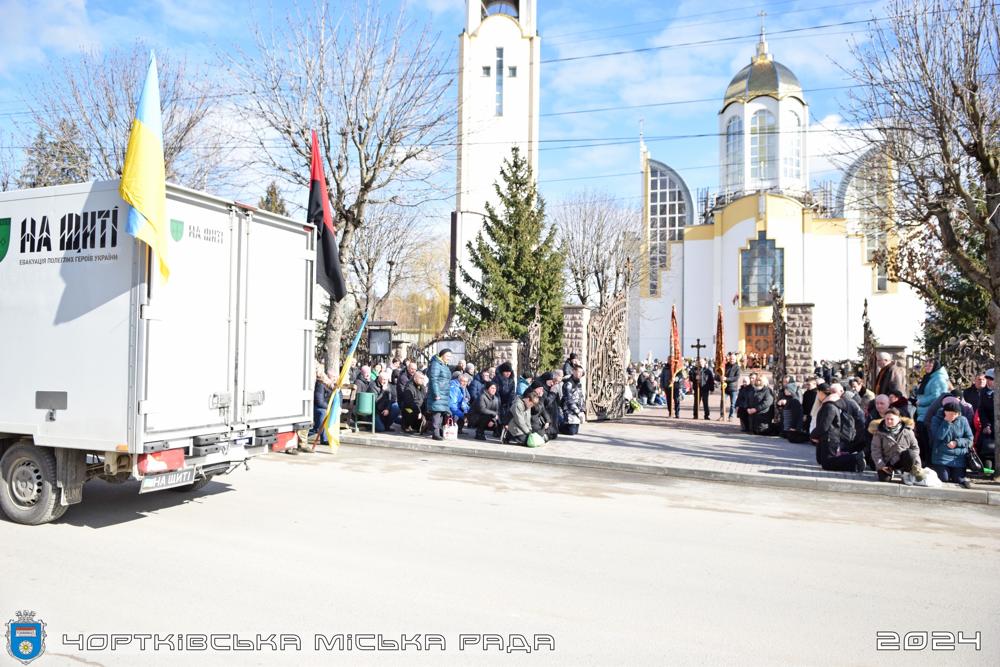Новини Тернополя - фото з Зустріли Героя на колінах: у Чорткові прощаються із захисником Романом Куликом На зображенні може бути: 7 людей та текст