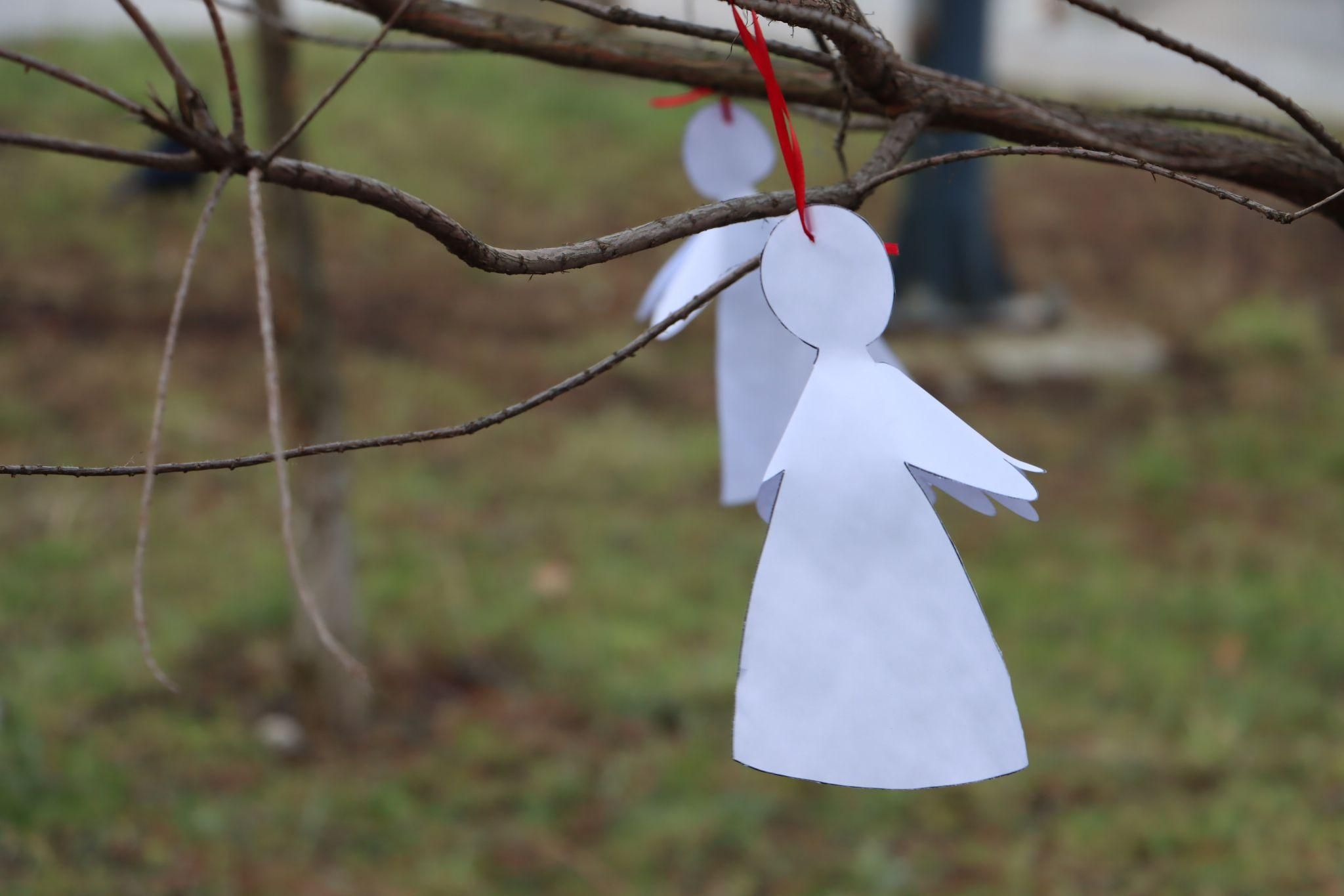 Новини Тернополя - фото з Сквер Волонтерів прикрасили сотнями паперових ангелів (ФОТО)