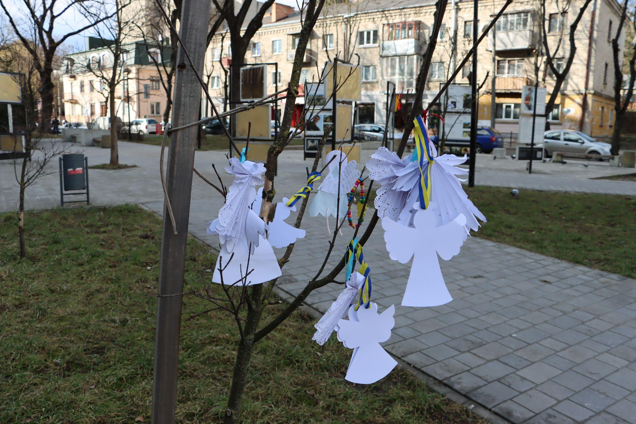 Новини Тернополя - фото з Сквер Волонтерів прикрасили сотнями паперових ангелів (ФОТО)