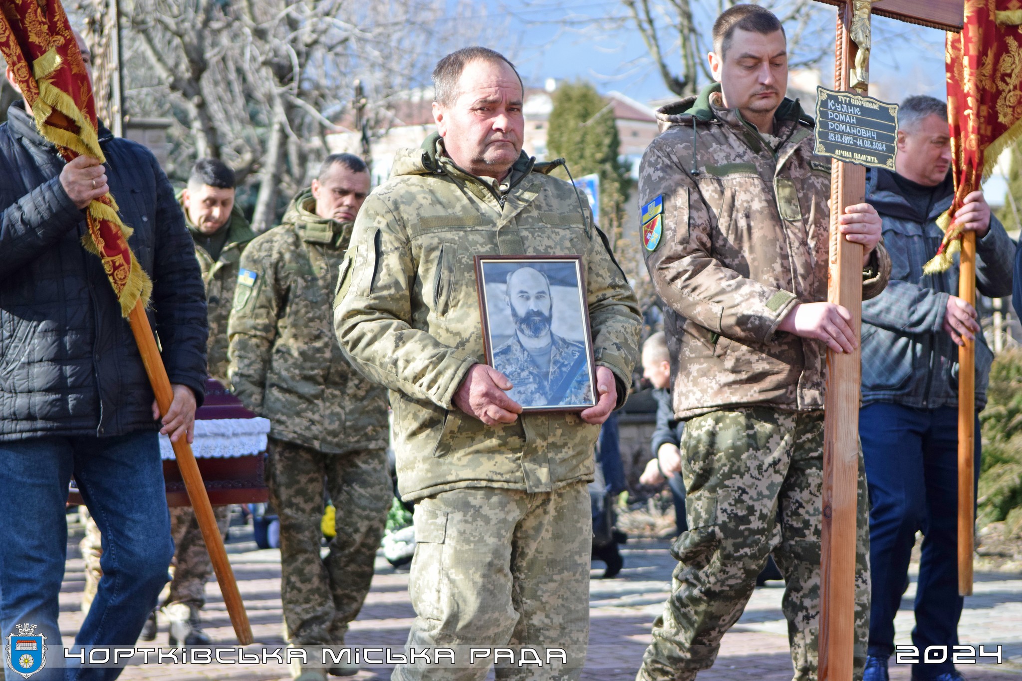 Новини Тернополя - фото з Зустріли Героя на колінах: у Чорткові прощаються із захисником Романом Куликом На зображенні може бути: 5 людей та текст