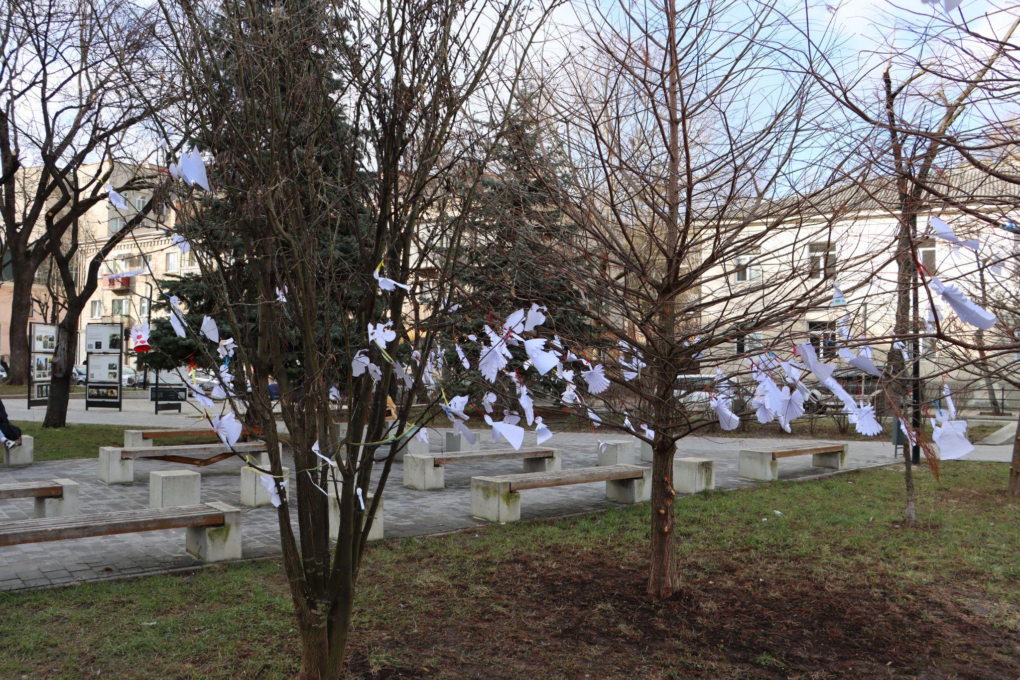 Новини Тернополя - фото з Сквер Волонтерів прикрасили сотнями паперових ангелів (ФОТО)