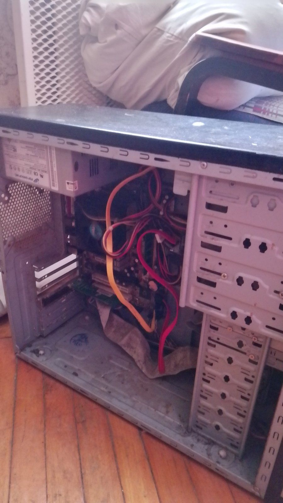 Новини Вінниці - фото з «Ледь не вбило дітей». У будинку порвало теплоакумулятор, впала стеля і два поверхи затопило кип'ятком