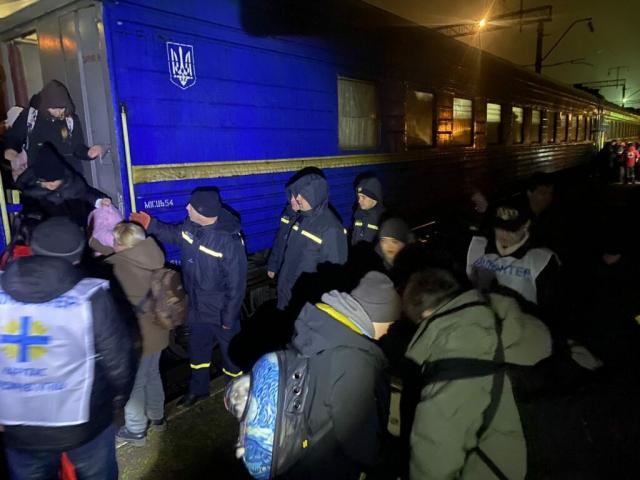 Новини Житомира - фото з Евакуаційним потягом прибула 81 особа з числа ВПО з територій, де ведуться активні бойові дії