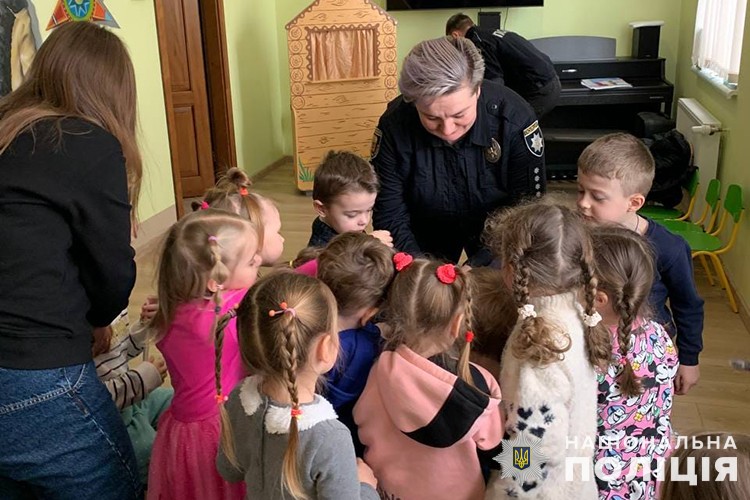 До вихованців дитячого садочку завітали тернопільські поліцейські