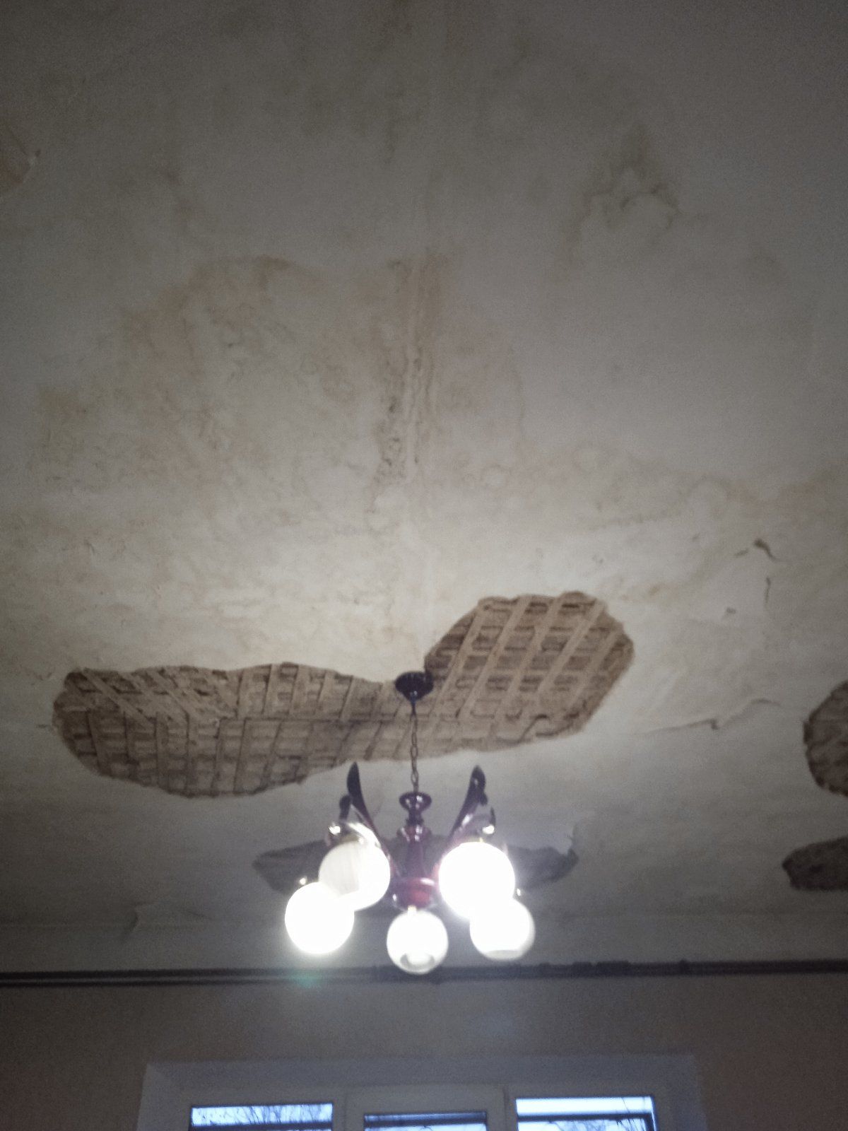 Новини Вінниці - фото з «Ледь не вбило дітей». У будинку порвало теплоакумулятор, впала стеля і два поверхи затопило кип'ятком