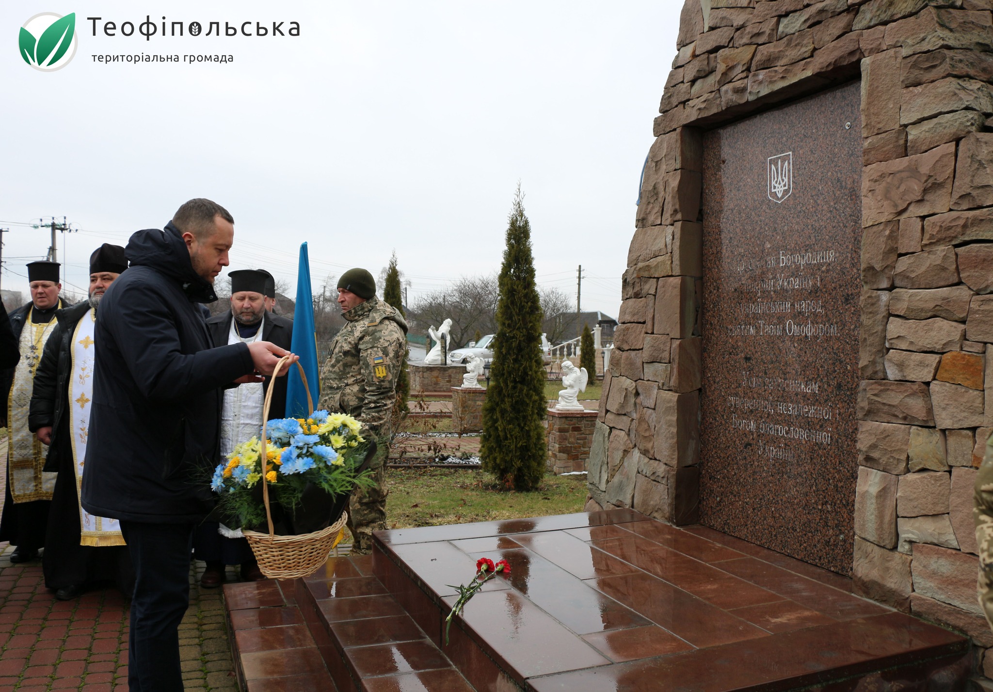Возможно, это изображение 4 человека и текст