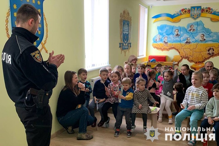 До вихованців дитячого садочку завітали тернопільські поліцейські