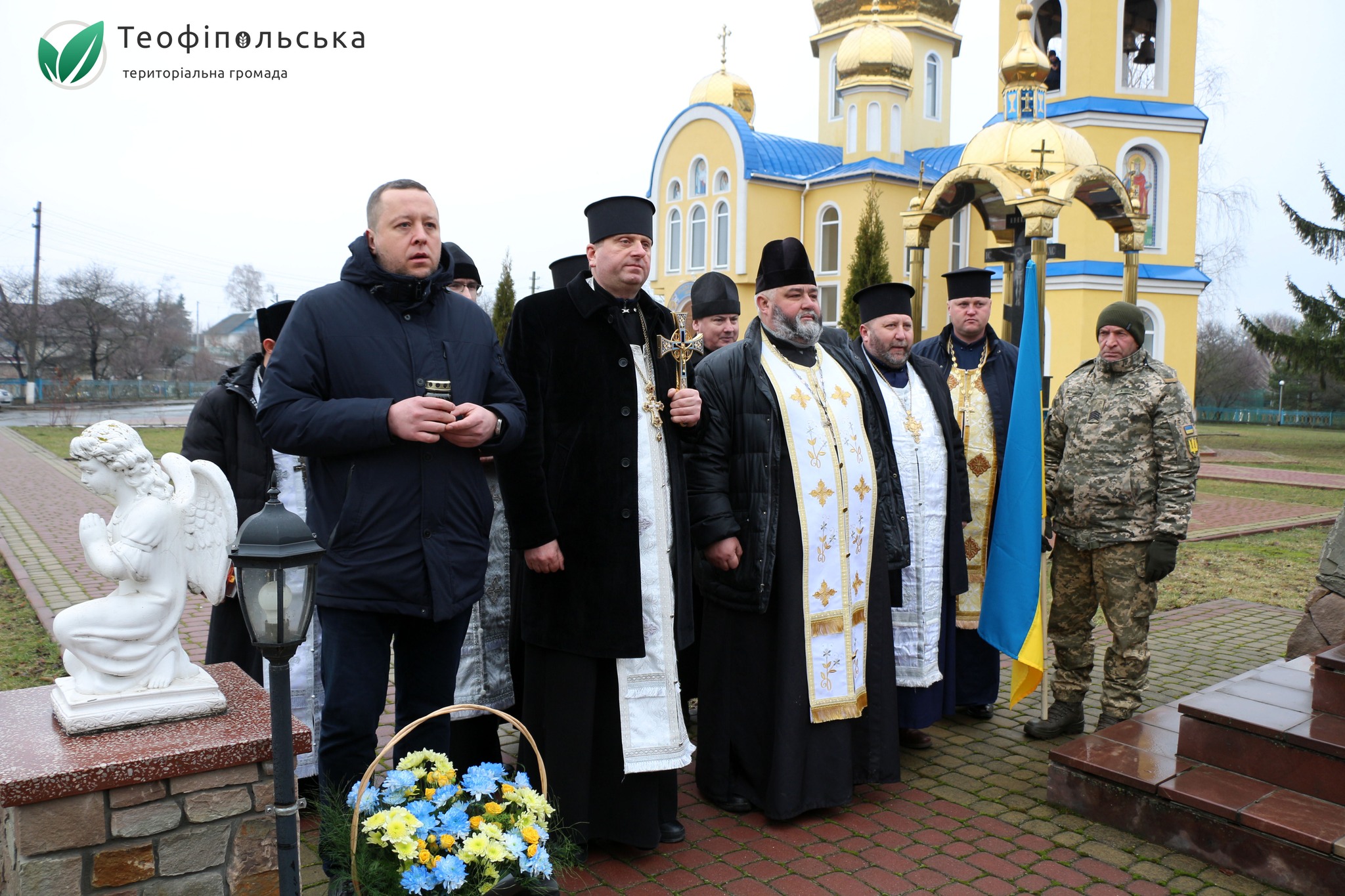 Возможно, это изображение 6 человек и текст