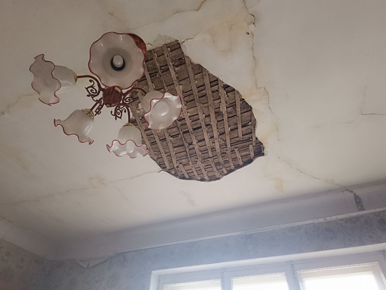 Новини Вінниці - фото з «Ледь не вбило дітей». У будинку порвало теплоакумулятор, впала стеля і два поверхи затопило кип'ятком