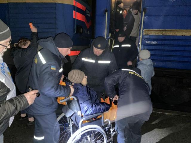 Новини Житомира - фото з Евакуаційним потягом прибула 81 особа з числа ВПО з територій, де ведуться активні бойові дії