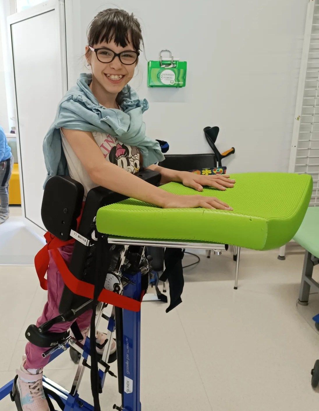 Новини Хмельницького - фото з Вчиться робити перші кроки. Рідні 13-річної Лізи з ДЦП збирають кошти на реабілітацію