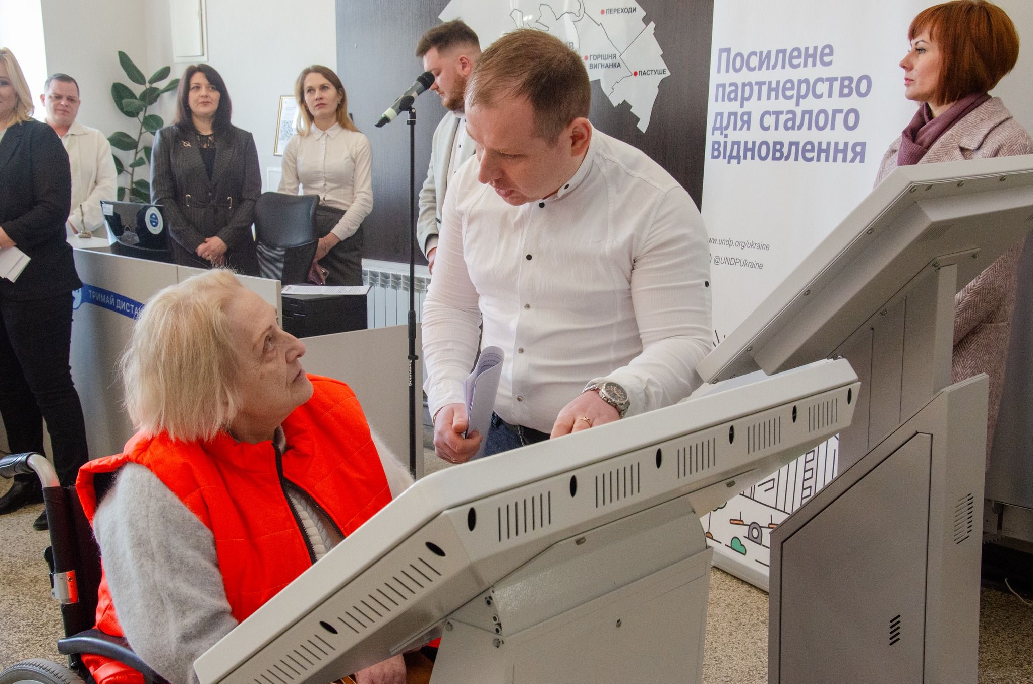 Новини Тернополя - фото з У Чорткові послуги ЦНАП можуть отримувати люди з порушеннями зору і слуху