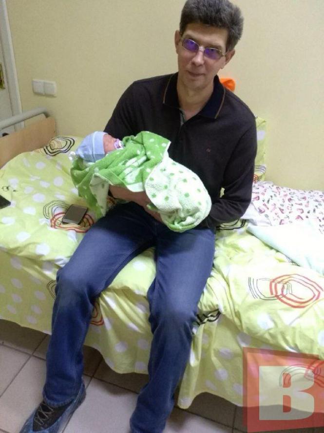 Новини Хмельницького - фото з Внуки загиблого військового з Хмельницького віддали 10 тисяч на авто для ЗСУ