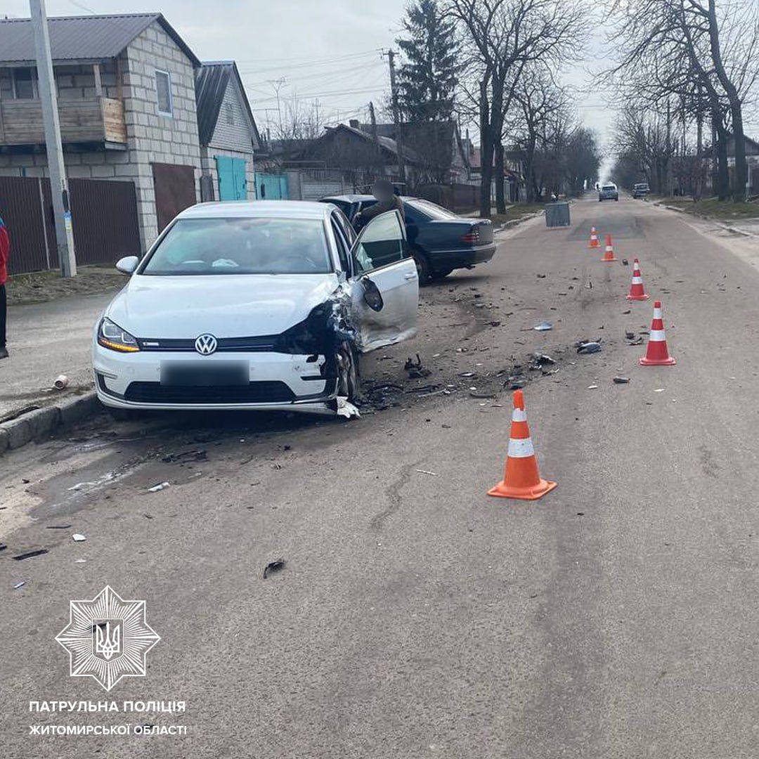 Новини Житомира - фото з На вулиці Радивилівській не розминулися Mercedes та Volkswagen: є потерпілі