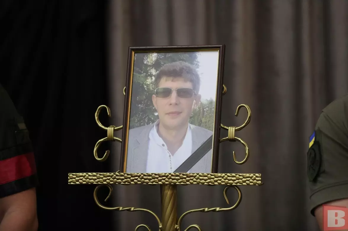 Новини Хмельницького - фото з Внуки загиблого військового з Хмельницького віддали 10 тисяч на авто для ЗСУ