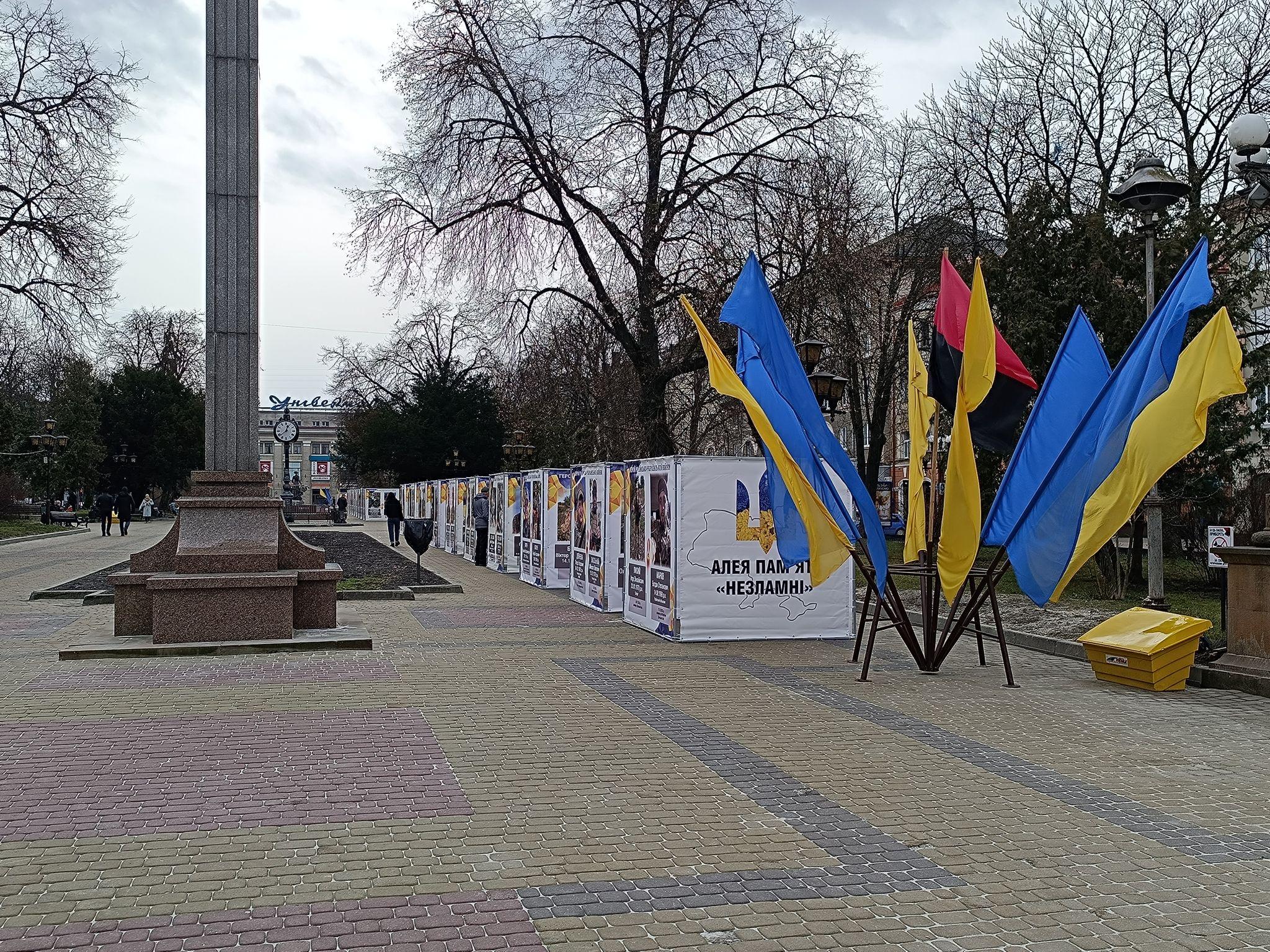 Новини Тернополя - фото з На бульварі Тараса Шевченка демонтували куби з портретами Героїв