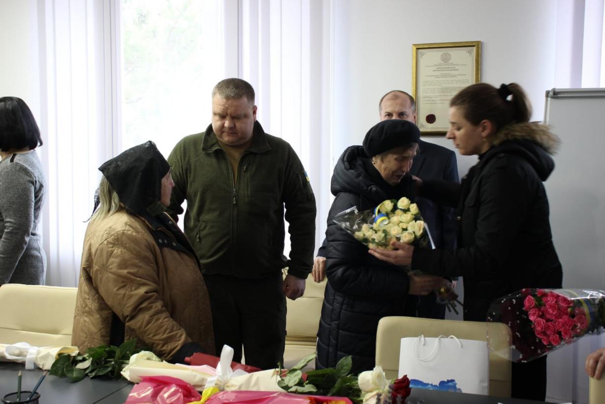 Новини Хмельницького - фото з Воювали на Донеччині: рідним загиблих захисників вручили державні нагороди