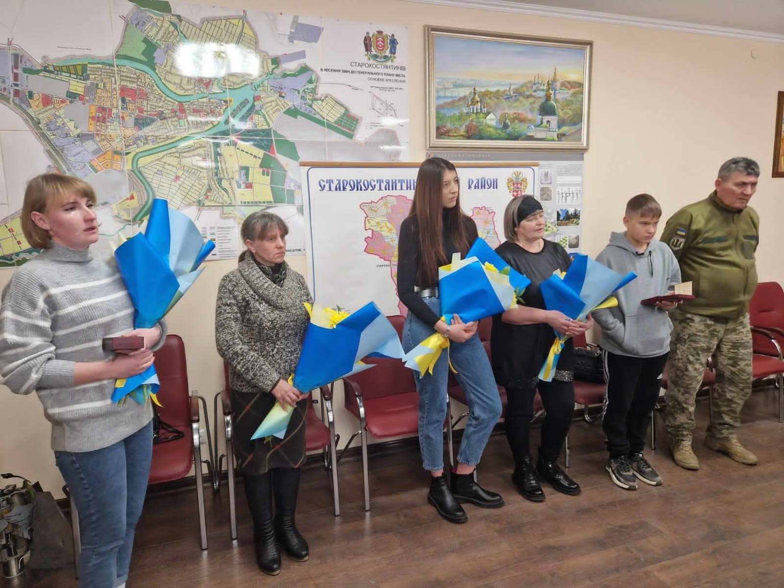 Новини Хмельницького - фото з Воювали на Донеччині: рідним загиблих захисників вручили державні нагороди