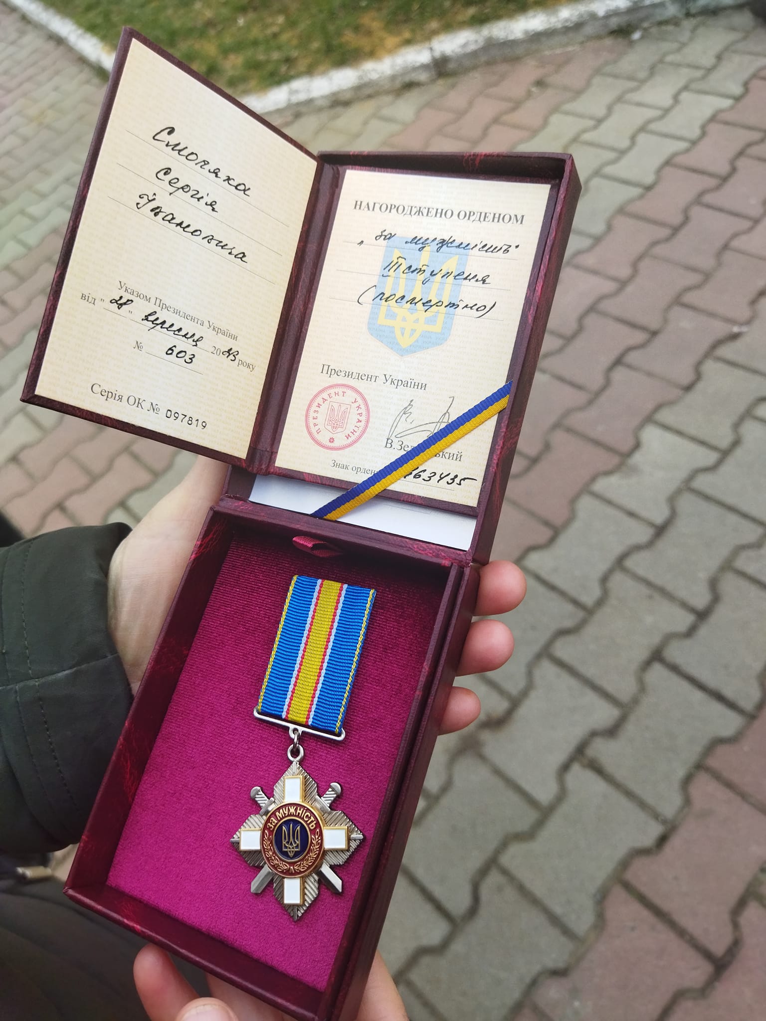 Новини Вінниці - фото з Мати загиблого захисника з Вапнярки отримала нагороду сина