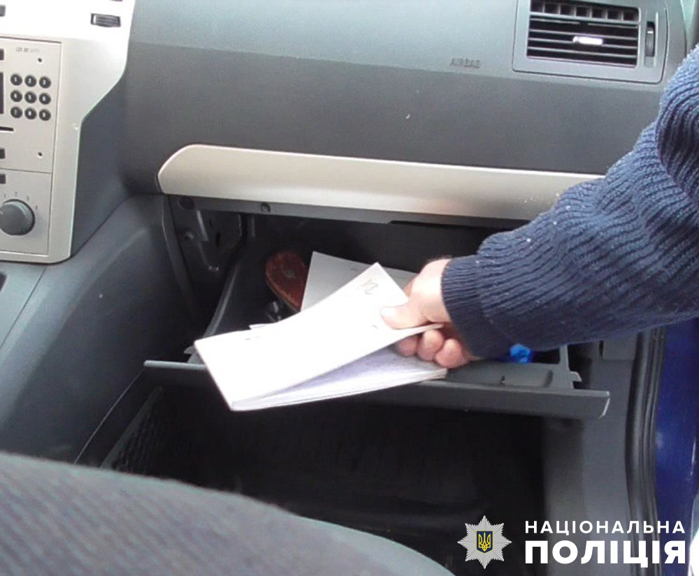 самопал в авто: поліція нагадує про незаконність виготовлення та зберігання такої зброї