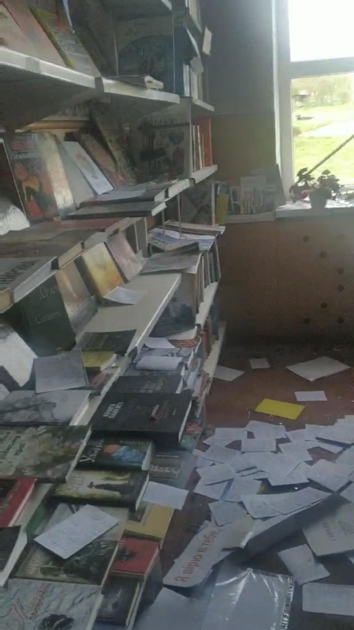 Новини Хмельницького - фото з Від початку повномасштабної війни на Хмельниччині пошкоджено 12 бібліотек Возможно, это изображение книга