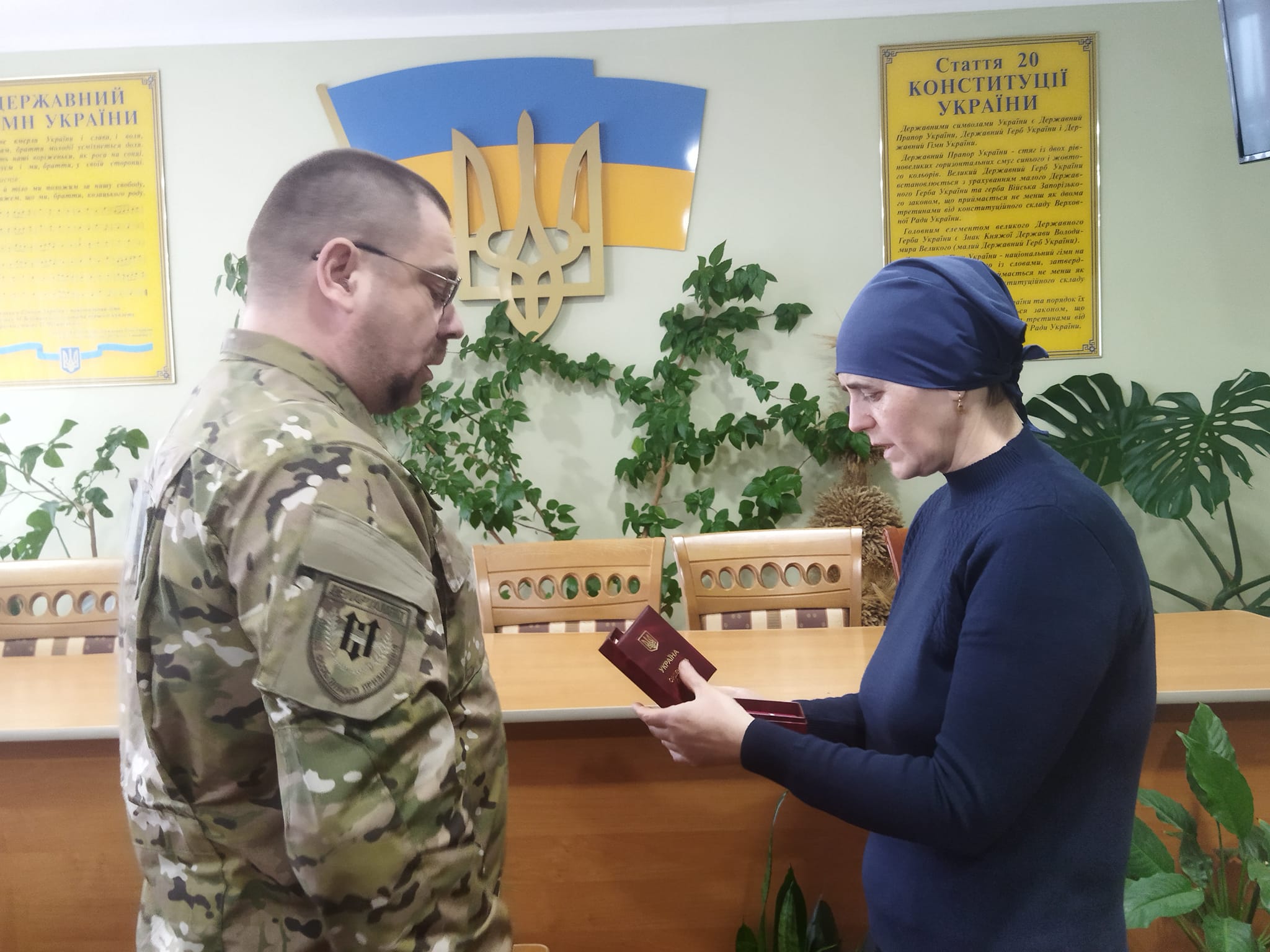 Новини Вінниці - фото з Мати загиблого захисника з Вапнярки отримала нагороду сина