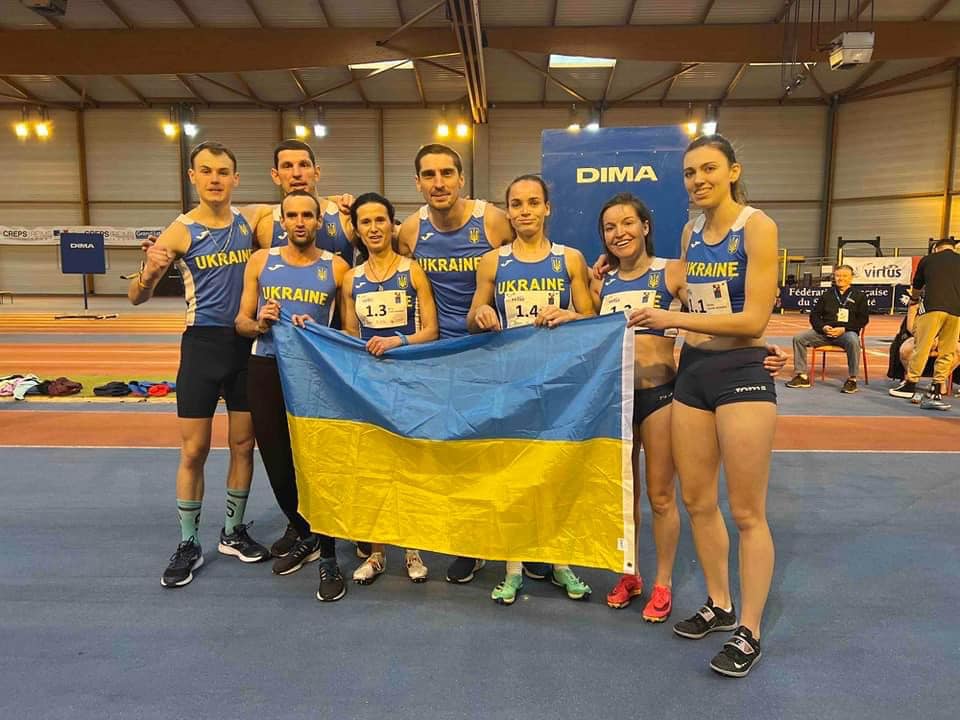 Новини Тернополя - фото з Тернополянка виборола дві золоті медалі та стала чемпіонкою світу на змаганнях у Франції На зображенні може бути: 8 людей та текст
