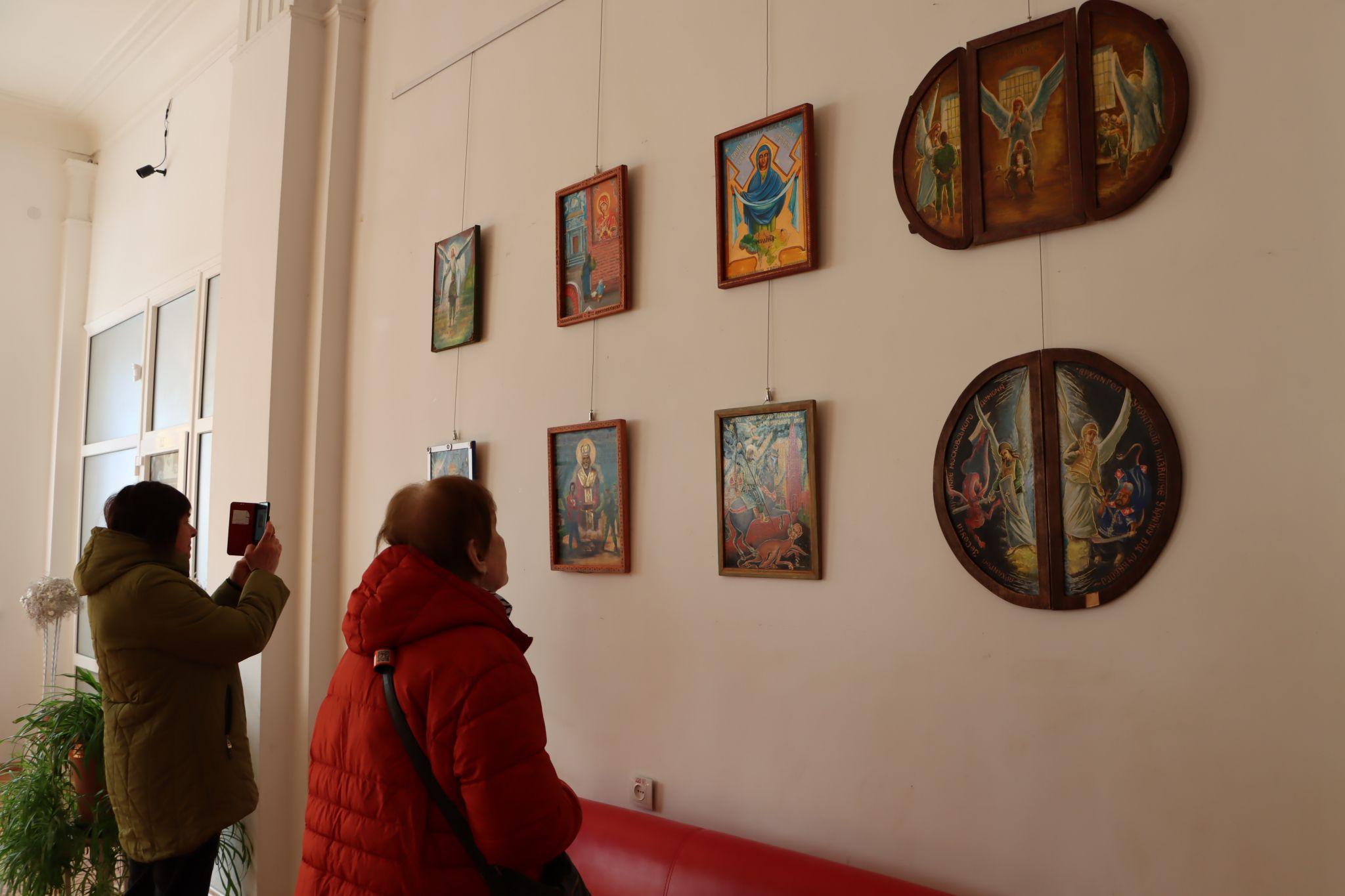 Новини Тернополя - фото з «Українські ангели»: у Тернополі військовий капелан з Луцька показав унікальні ікони