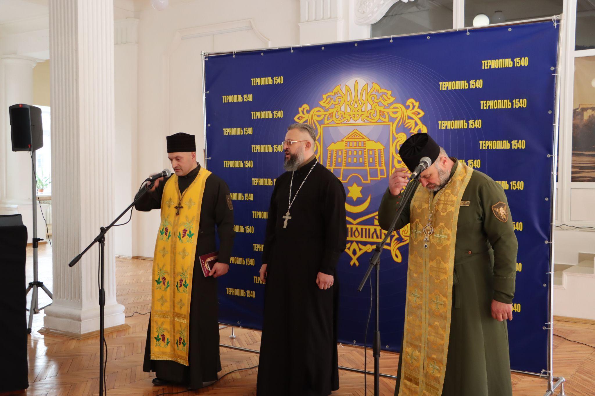 Новини Тернополя - фото з «Українські ангели»: у Тернополі військовий капелан з Луцька показав унікальні ікони