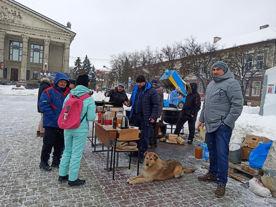 Новини Тернополя - фото з Господар Театрального майдану: історія вуличного пса Компота, якого полюбили тернополяни Немає опису світлини.
