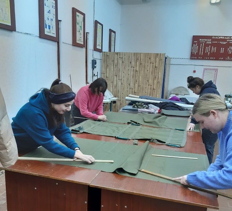 Новини Вінниці - фото з У Калинівці студенти шиють ноші для евакуації поранених військових