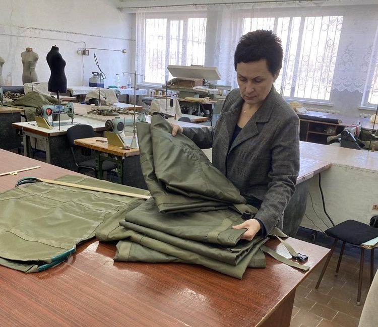 Новини Вінниці - фото з У Калинівці студенти шиють ноші для евакуації поранених військових