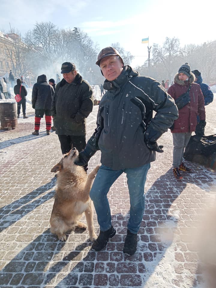 Новини Тернополя - фото з Господар Театрального майдану: історія вуличного пса Компота, якого полюбили тернополяни Немає опису світлини.