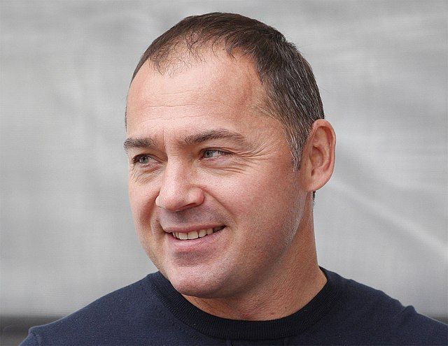 Новини Вінниці - фото з Легендарний Віталій Косовський нагороджує вінницьких футболістів і грає серед ветеранів