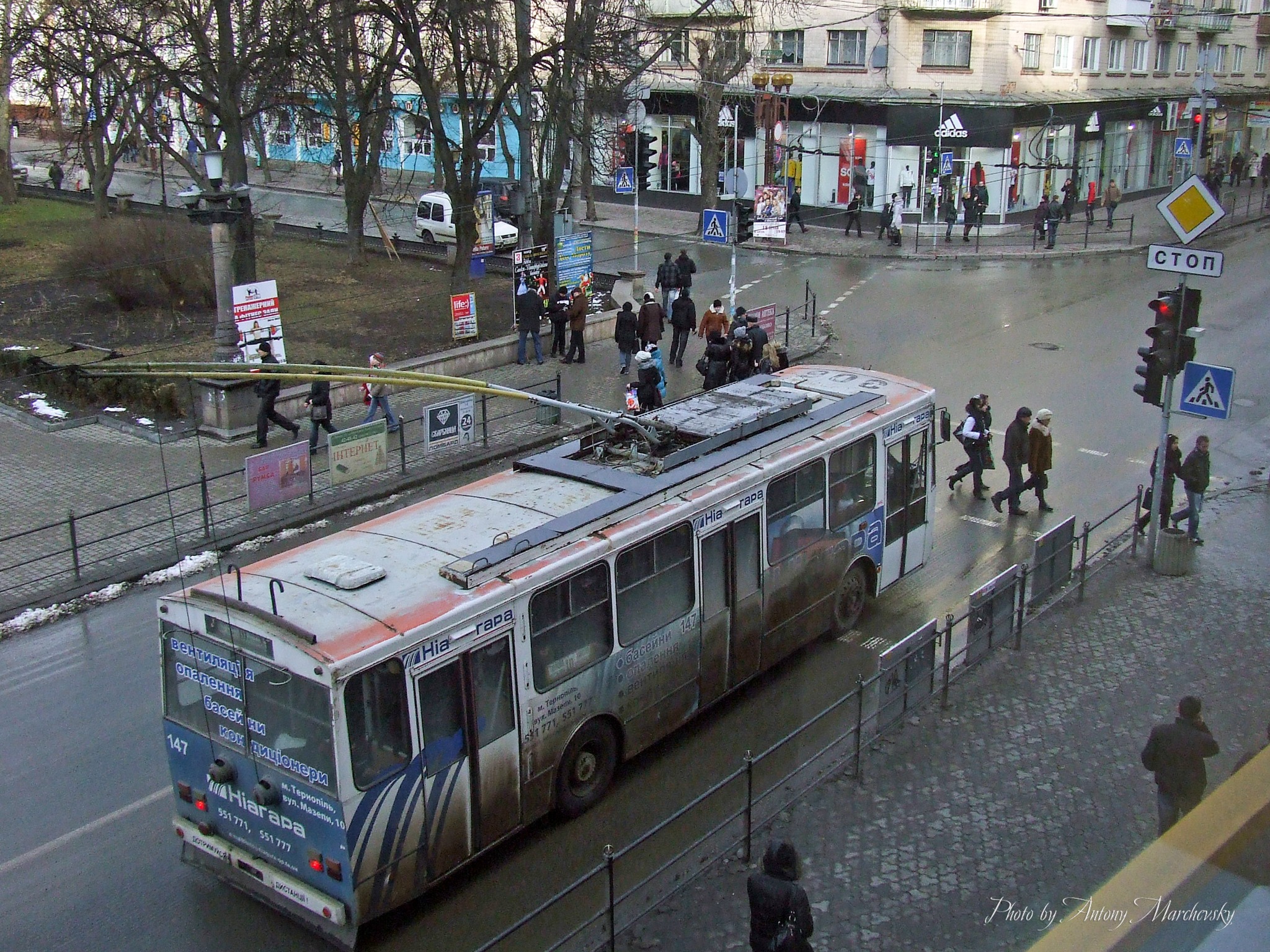 Новини Тернополя - фото з Який був громадський транспорт Тернополя 12 років тому: дивіться підбірку фото На зображенні може бути: 11 людей, потяг, трамвай, вулиця та текст