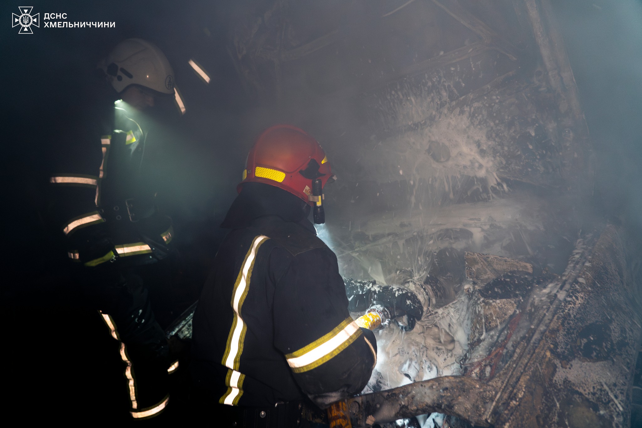 Новини Хмельницького - фото з У Хмельницькому загорівся автомобіль BMW в гаражі (ВІДЕО)