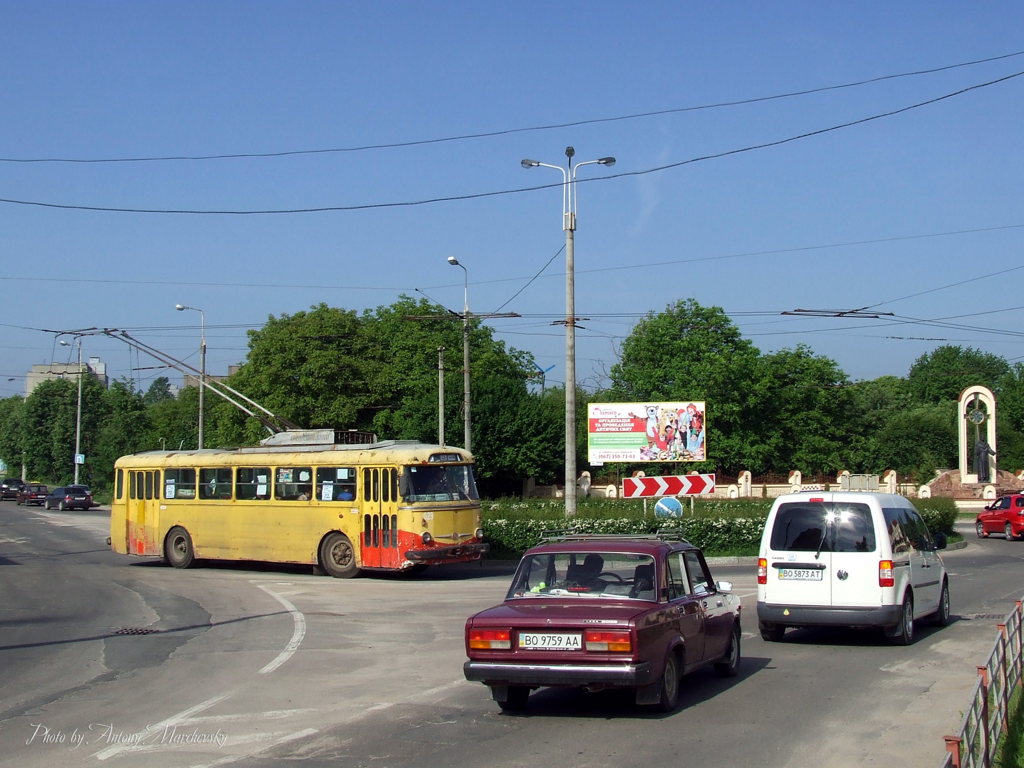 Новини Тернополя - фото з Який був громадський транспорт Тернополя 12 років тому: дивіться підбірку фото На зображенні може бути: одна або кілька осіб, трамвай, вулиця та текст