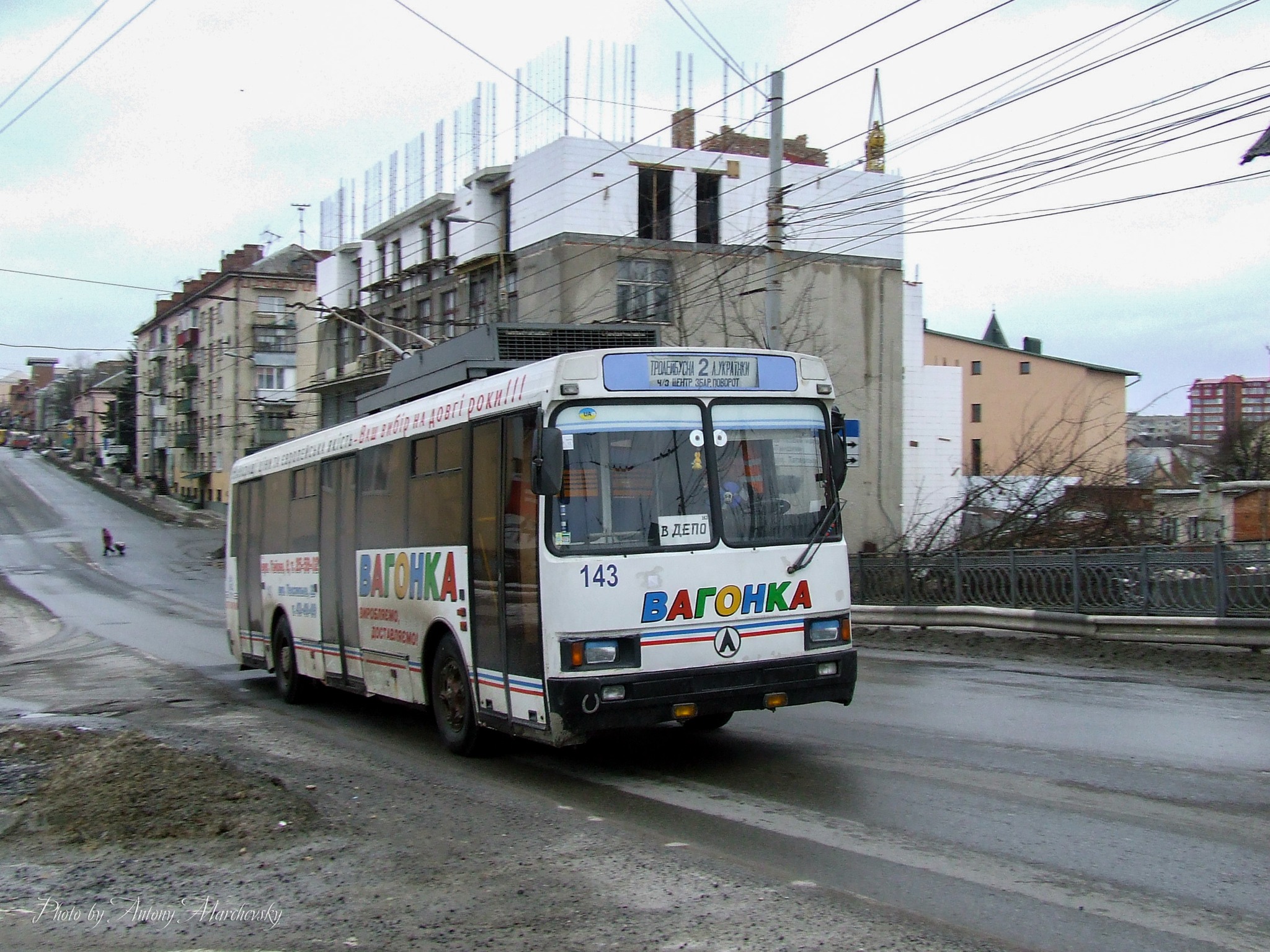 Новини Тернополя - фото з Який був громадський транспорт Тернополя 12 років тому: дивіться підбірку фото На зображенні може бути: трамвай, потяг, вулиця та текст