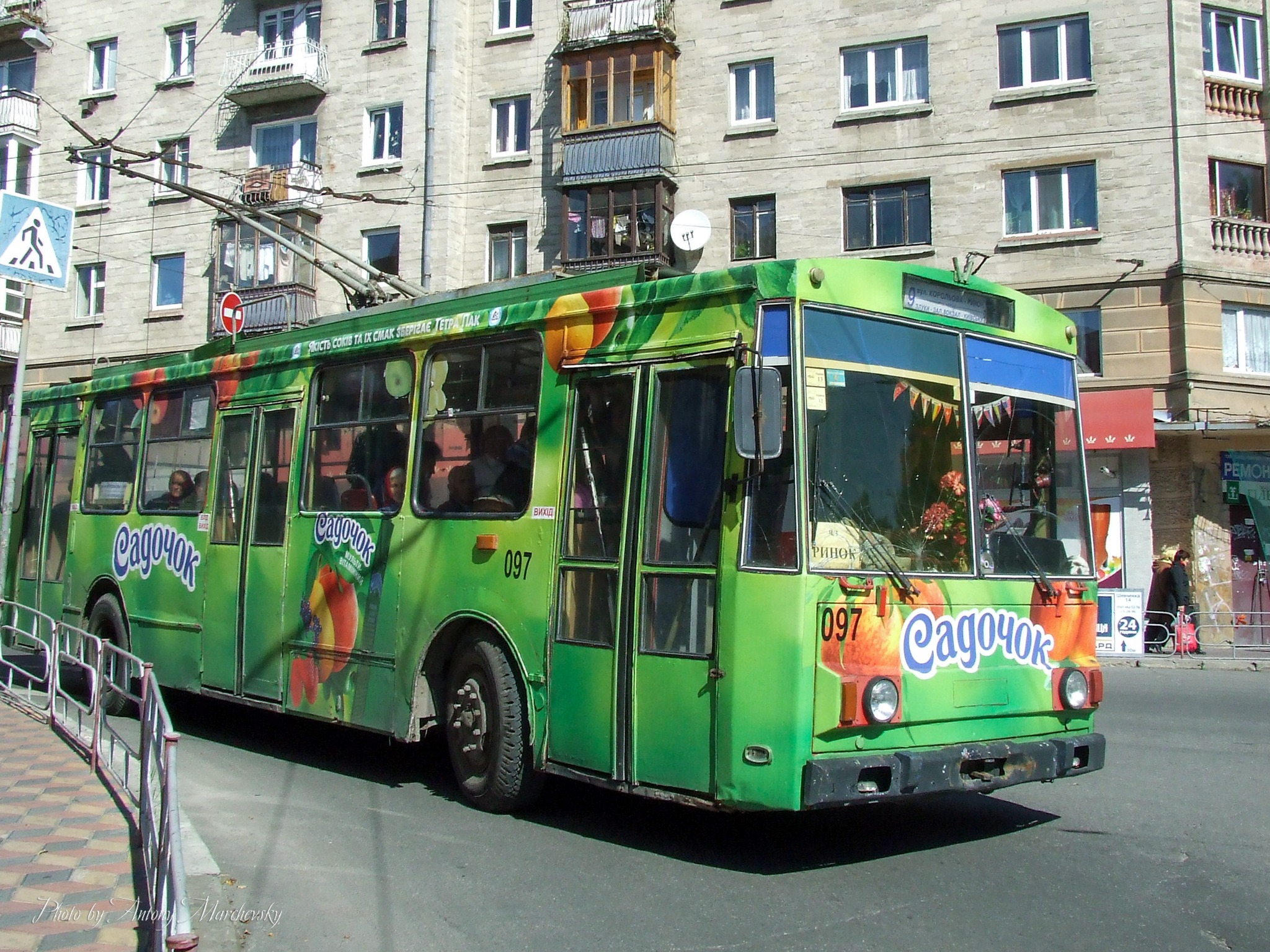 Новини Тернополя - фото з Який був громадський транспорт Тернополя 12 років тому: дивіться підбірку фото На зображенні може бути: 4 людини, трамвай та текст