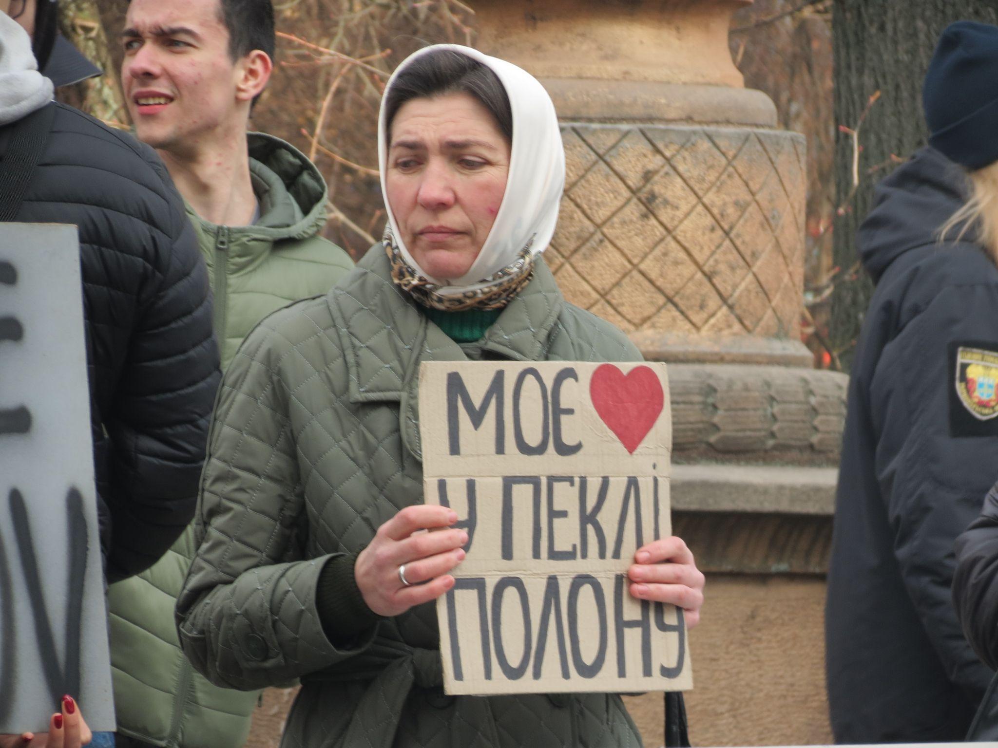 Новини Тернополя - фото з Звільніть захисників з полону: у центрі Тернополя на мітинг вийшли близькі військовослужбовців