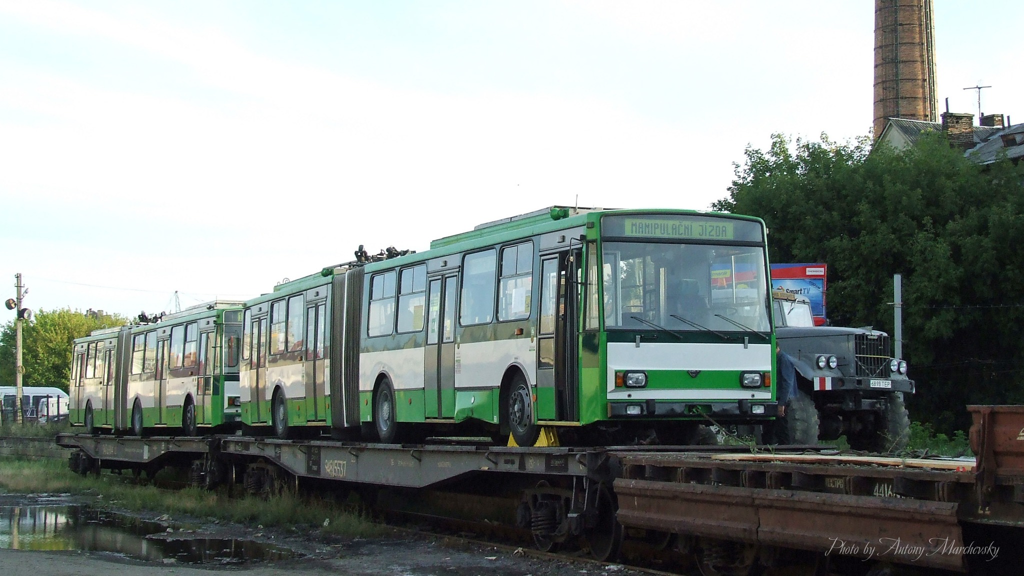 Новини Тернополя - фото з Який був громадський транспорт Тернополя 12 років тому: дивіться підбірку фото На зображенні може бути: трамвай, потяг, залізниця та текст