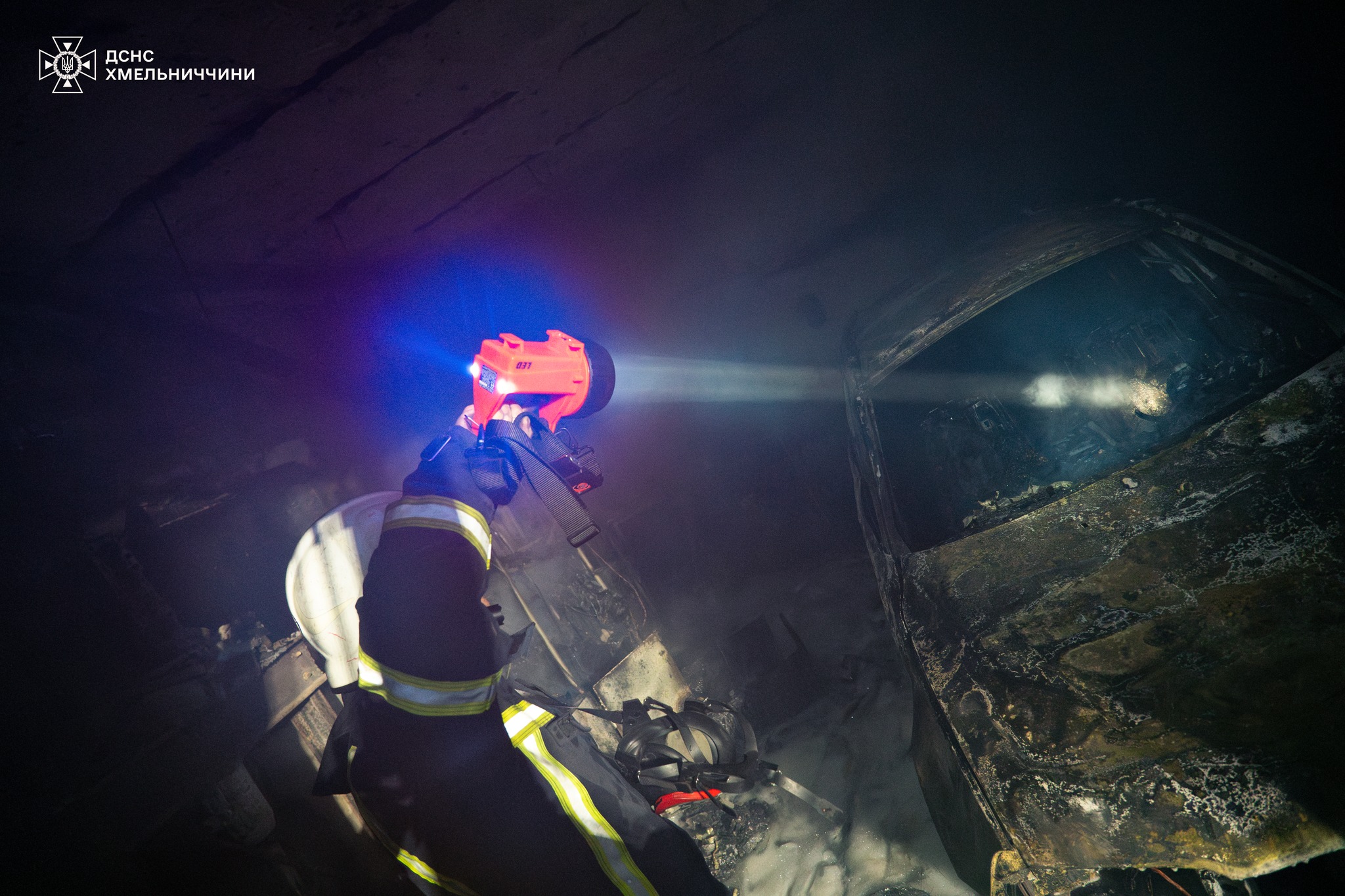 Новини Хмельницького - фото з У Хмельницькому загорівся автомобіль BMW в гаражі (ВІДЕО)