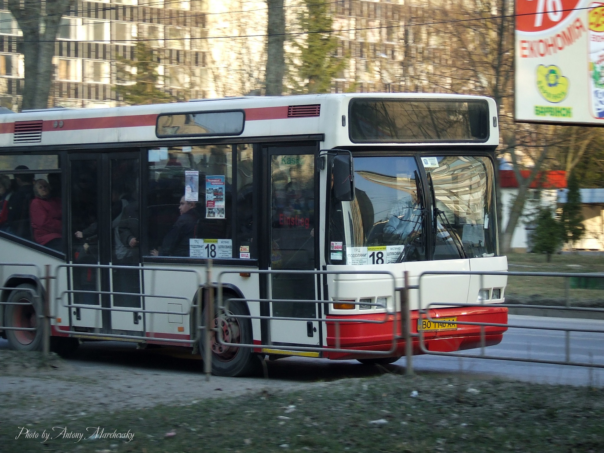 Новини Тернополя - фото з Який був громадський транспорт Тернополя 12 років тому: дивіться підбірку фото На зображенні може бути: 2 людини, трамвай та текст