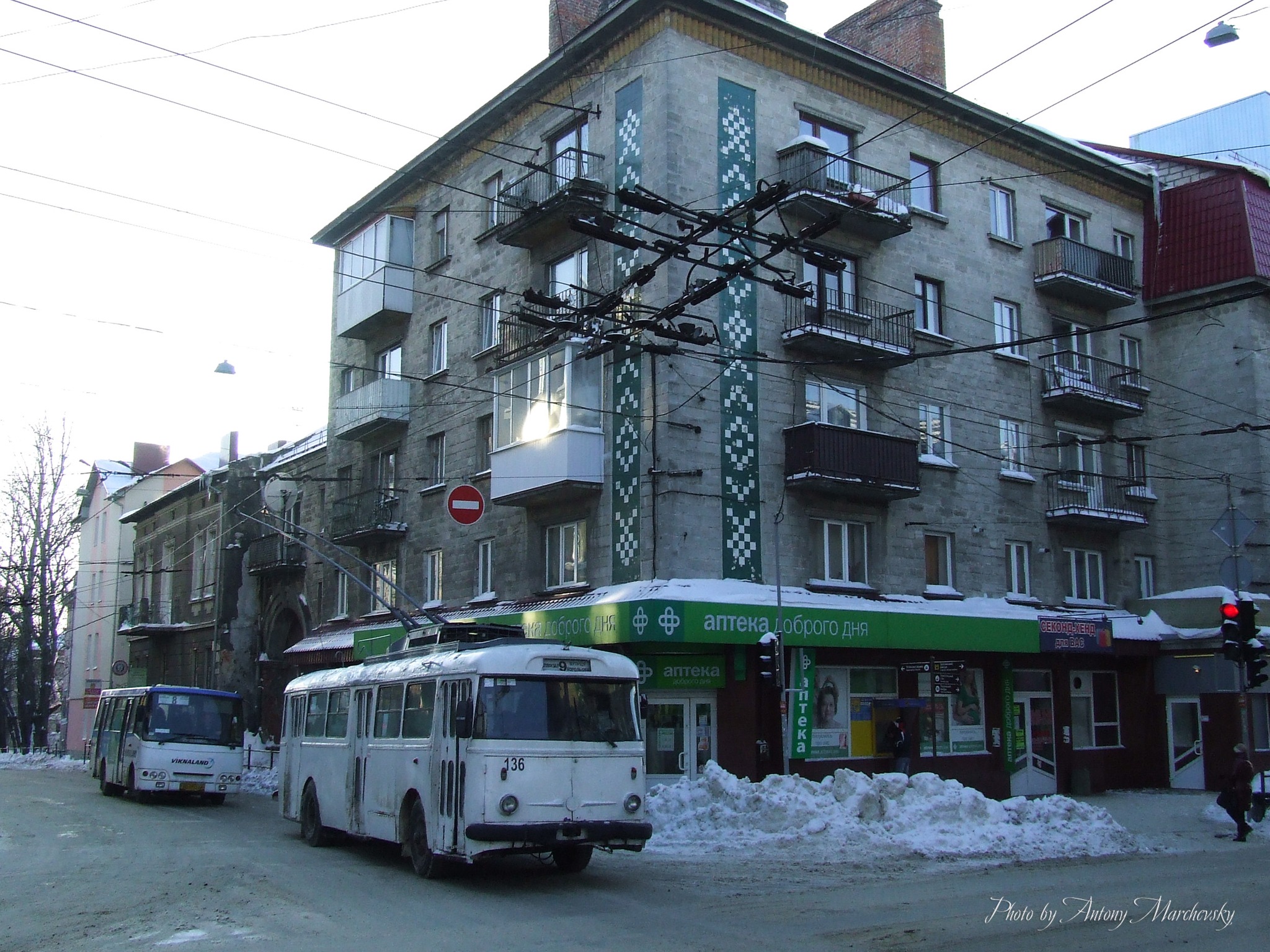 Новини Тернополя - фото з Який був громадський транспорт Тернополя 12 років тому: дивіться підбірку фото На зображенні може бути: 1 особа, трамвай, вулиця та текст «аптека оброгодня Photoby Antony Marchovsky»