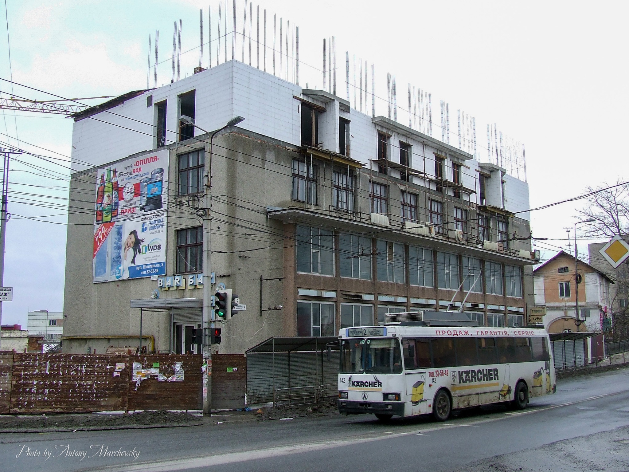 Новини Тернополя - фото з Який був громадський транспорт Тернополя 12 років тому: дивіться підбірку фото На зображенні може бути: 1 особа, трамвай та текст