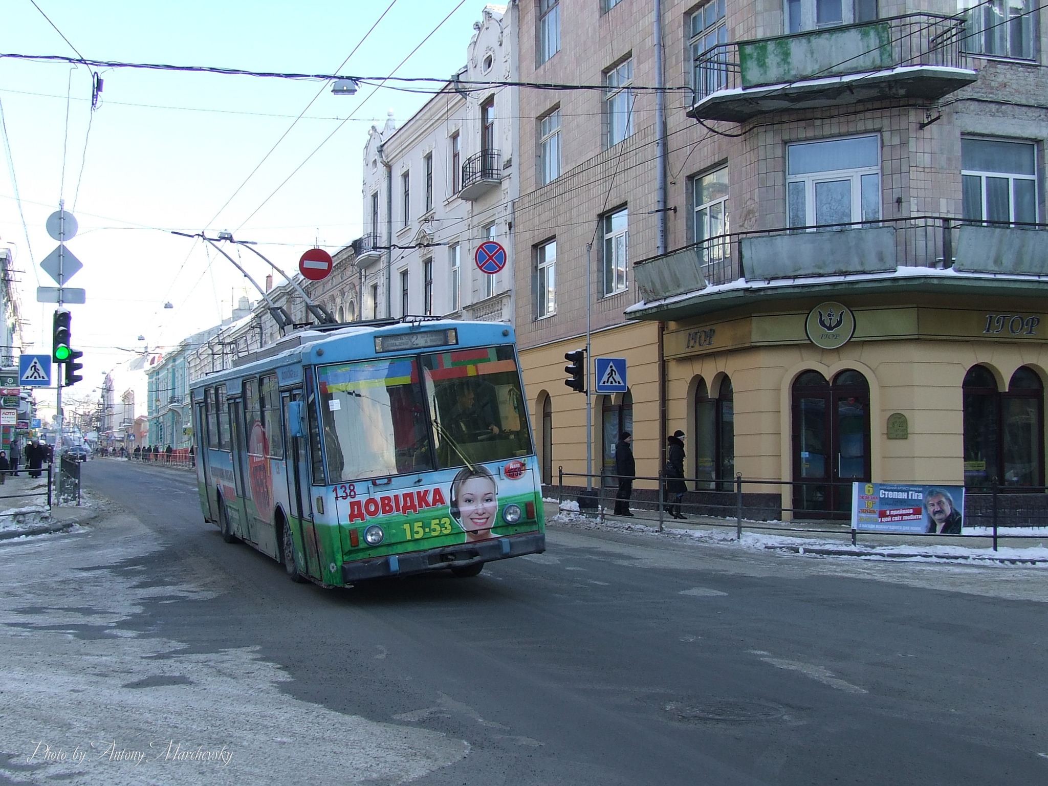 Новини Тернополя - фото з Який був громадський транспорт Тернополя 12 років тому: дивіться підбірку фото На зображенні може бути: 2 людини, трамвай, канатна дорога, вулиця та текст