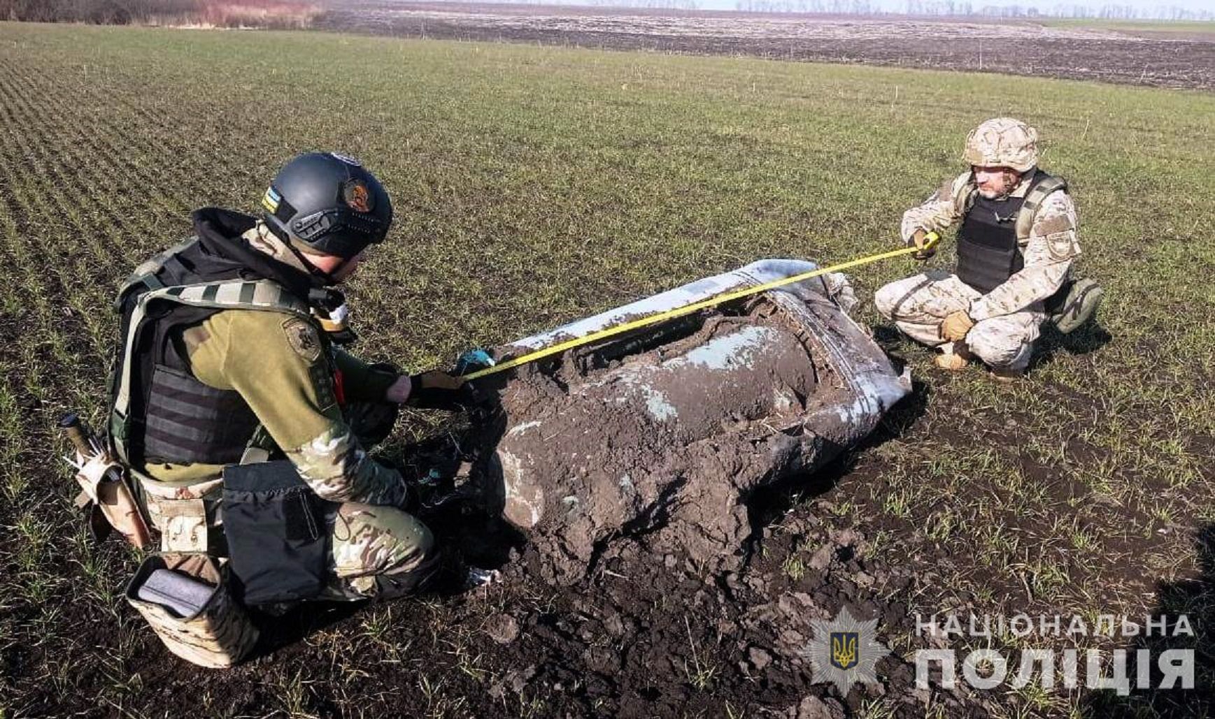 Новини Козятина - фото з В полі на Вінниччині виявили частини ворожої ракети Х-101. Їх знешкодили