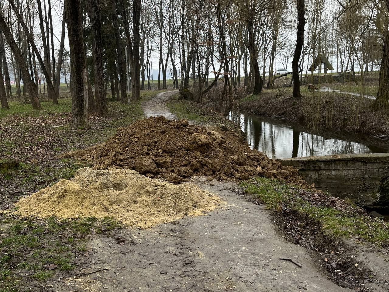 Новини Тернополя - фото з До водоймища у «Сопільче» завезли глину та пісок. «20 хвилин» дізналися, що будуть робити