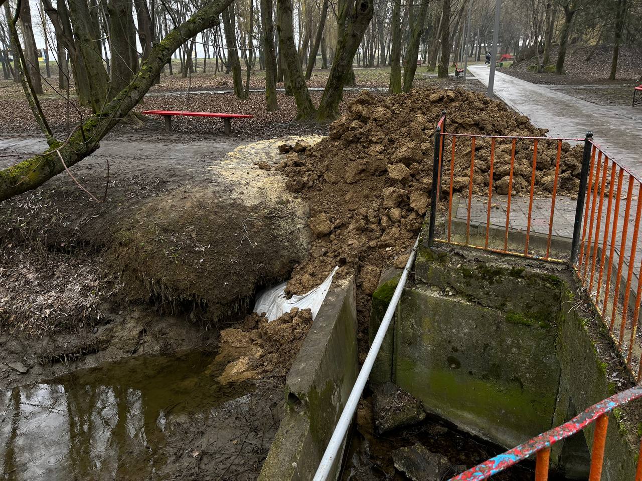 Новини Тернополя - фото з До водоймища у «Сопільче» завезли глину та пісок. «20 хвилин» дізналися, що будуть робити